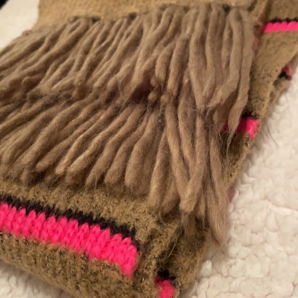 Levi’s Scarf - Picture 7 of 9